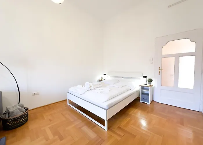 Apartament Kiraly Levente - Downtown Location With Ac