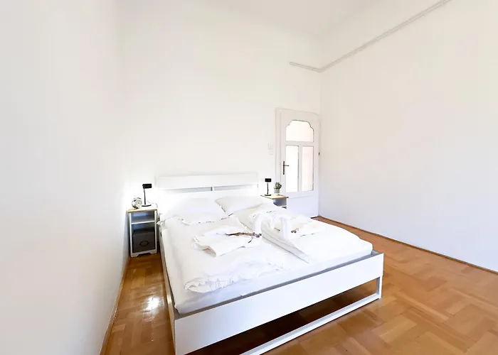 Kiraly Levente - Downtown Location With Ac *