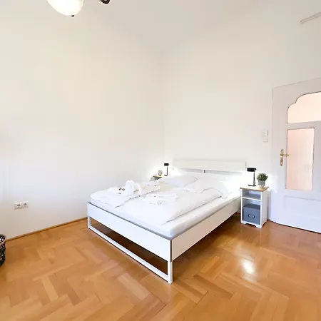 Daire Kiraly Levente - Downtown Location With Ac