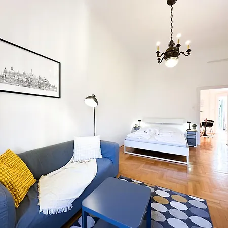 Kiraly Levente - Downtown Location With Ac Budapeşte